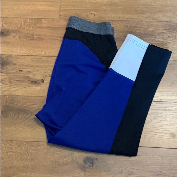 Butt flattering Athleta Capri leggings - Picture 7 of 10